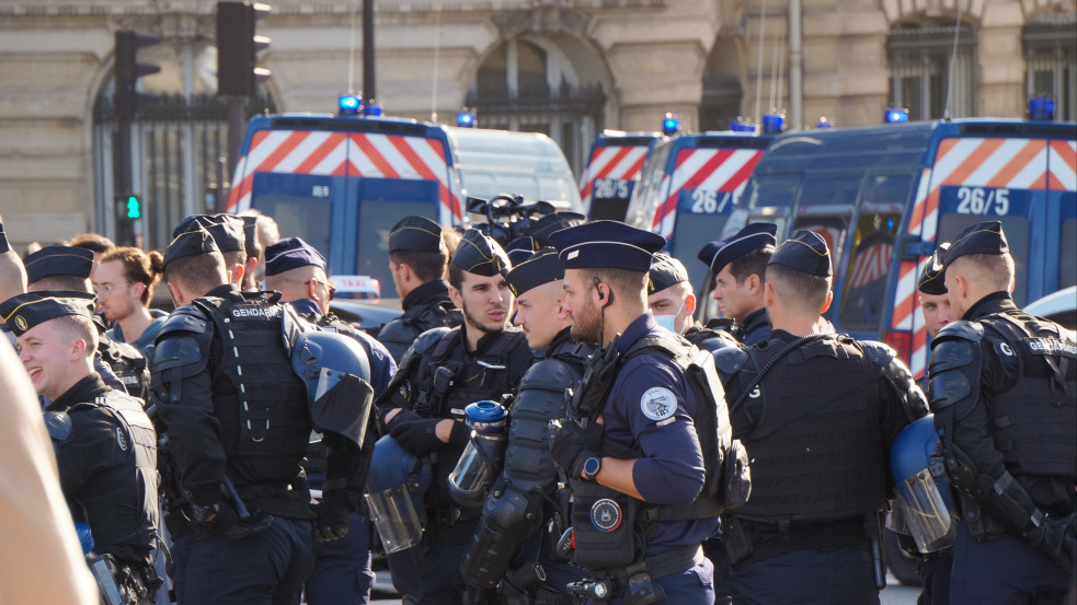 Felkészültek a legrosszabbra: Tízezer rendőrt vezényelnek a francia utcákra a Marokkó-Franciaország meccs miatt