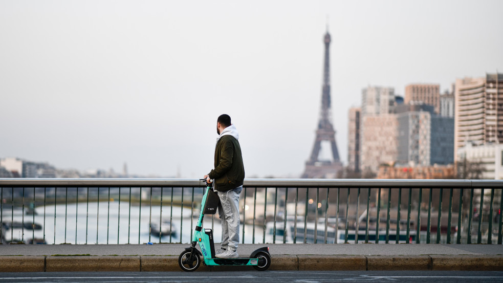 A francia kormány betiltotta az elektromos rollert a 14 év alattiak körében - Párizs a teljes tilalomról tart népszavazást
