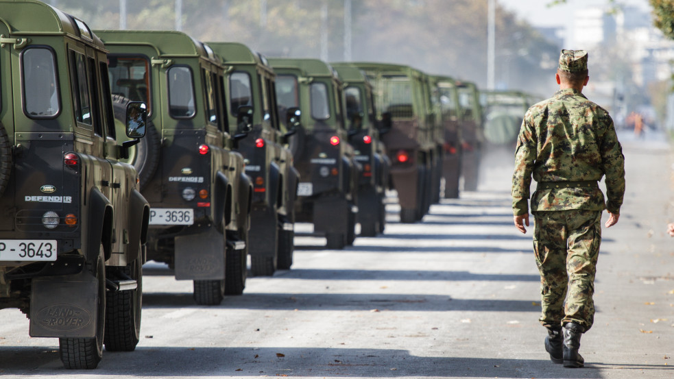 Készenlétben a szerb hadsereg: minden gyanús drónt azonnal kilőnek 