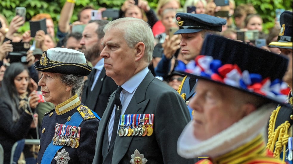 Bukja címét és királyi rezidenciáját András herceg az Epstein-botrány miatt