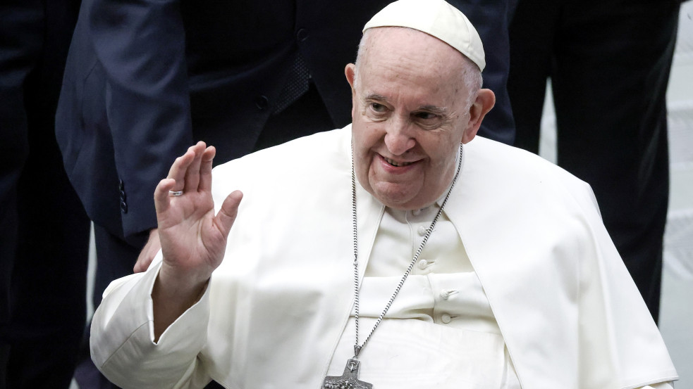 Vatikán: bizonyos feltételekkel meg lehet keresztelni a transznemű embereket is