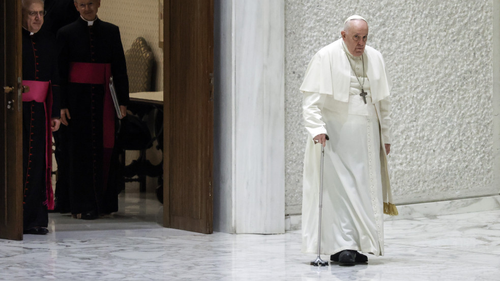 „Szabadkőműves trónbitorló” - Ferenc pápát bírálta az olasz pap, azonnal kiközösítették