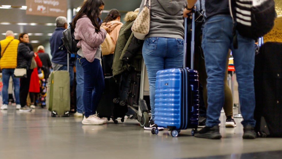 Több ezer repülőjáratot kellett törölni Amerikában a brutális munkaerőhiány és a viharok miatt