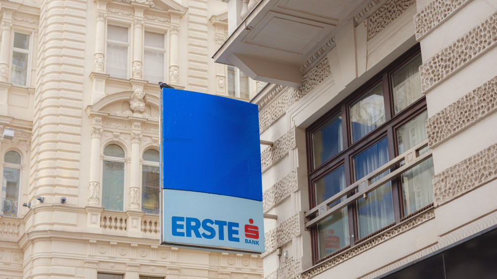 Erste a Heteknek: jóváírja a bank a leállás alatt indított lakossági utalások díját