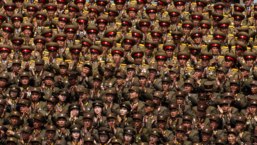 Legyőzhetetlen hadsereget ígér Kim Dzsong Un, de nem akar háborúzni