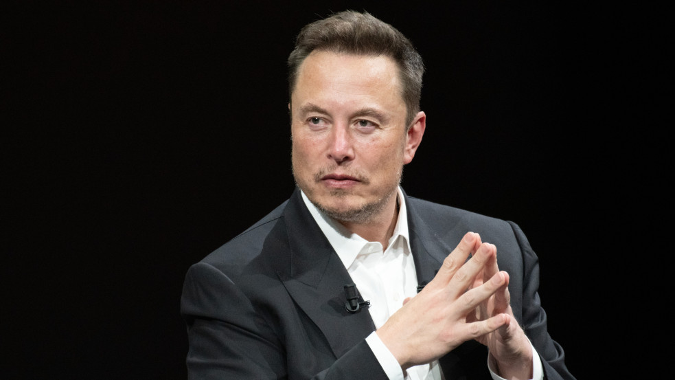 Döntött Musk: engedi a pornót platformján, csak a 18 éven aluliak elől rejti el