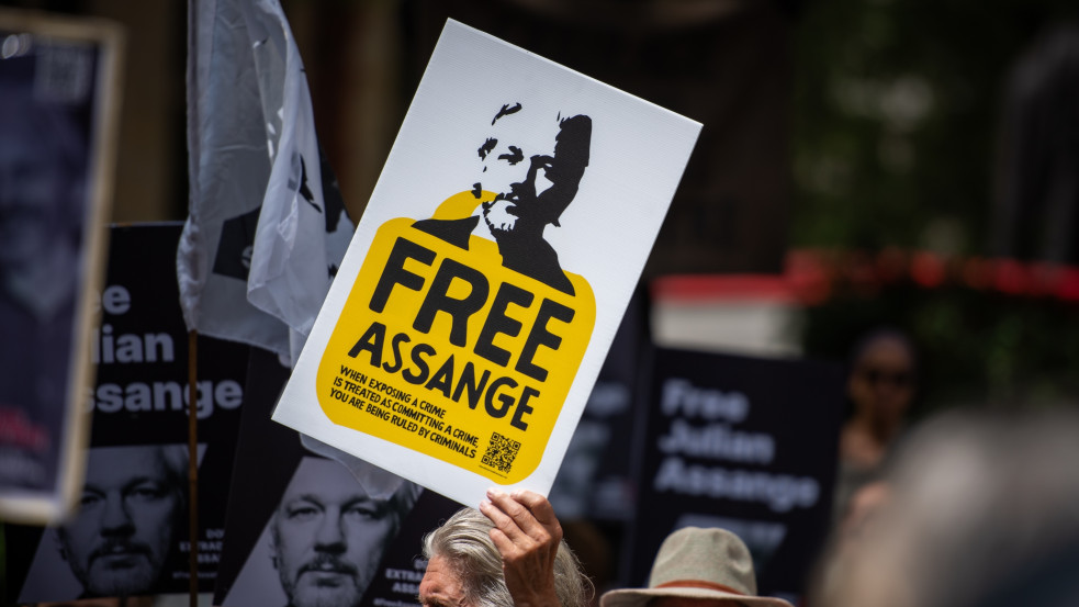 A reggeli tárgyalás után repülőre ült Julian Assange, úton van haza