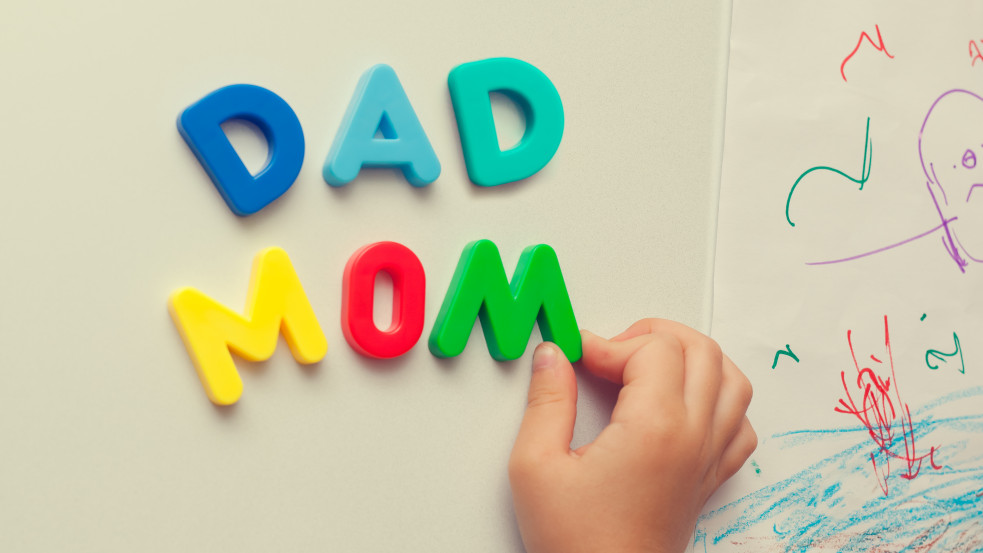 „Hol áll meg ez az őrület?” – Mellőzik az anya és az apa kifejezéseket több brit iskolában, kiakadtak a szülők