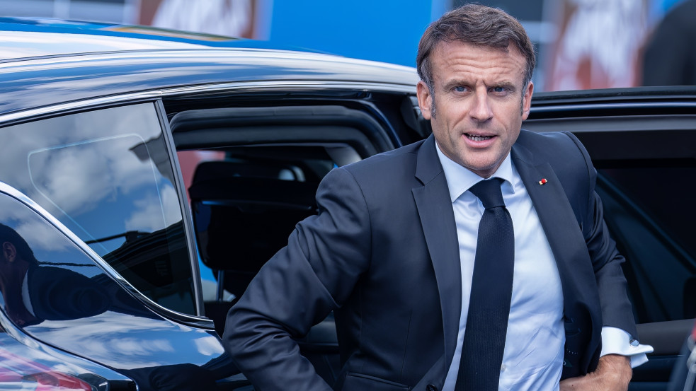 Macron jelentősen átalakítja a kormányt, távozik a francia miniszterelnök