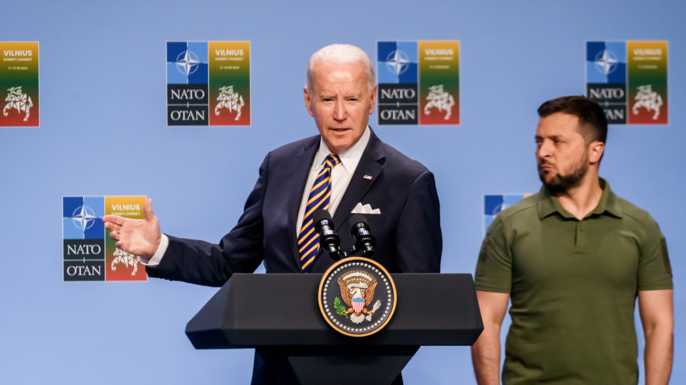Biden Párizsban tárgyal Macronnal és Zelenszkijjel