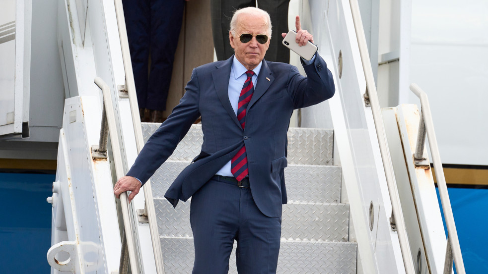 Bidenék elismerték, titokban 320 ezer bevándorlót szállítottak Amerikába repülőkön