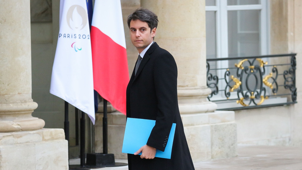 Nem fogadta el Macron a francia miniszterelnök lemondását