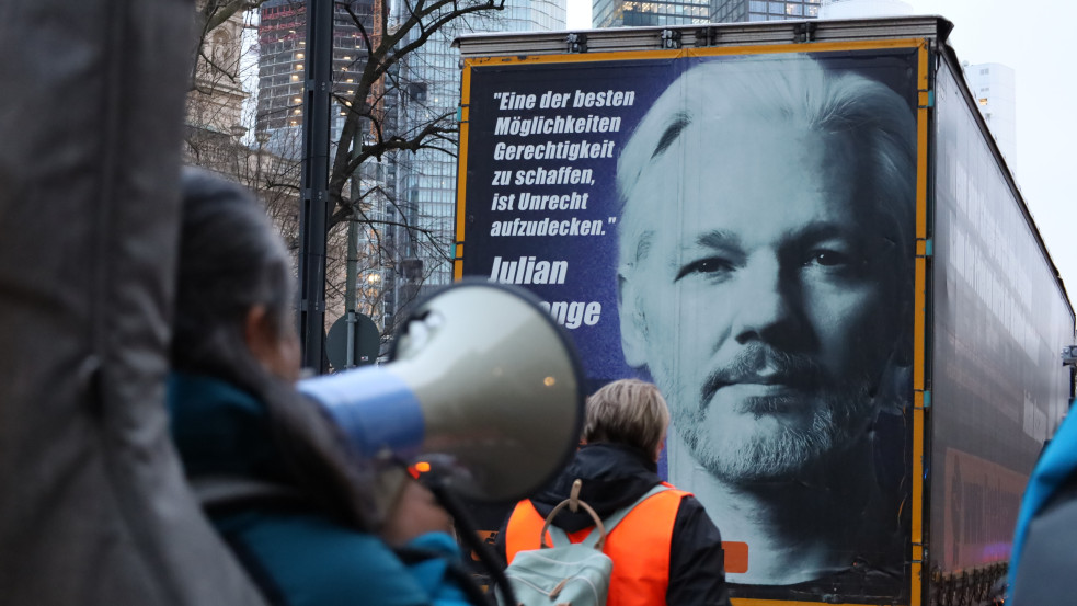 Vádalkut kötött, szabad emberként térhet haza Julian Assange