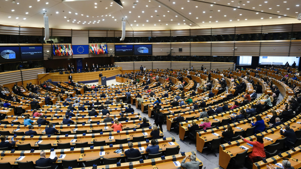Hoppá: az Európai Parlament befagyasztotta a palesztin támogatásokat antiszemita tankönyveik miatt