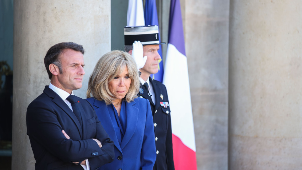 Macronék „tudományos bizonyítékokat” nyújtottak be egy amerikai bírósághoz arról, hogy Brigitte Macron nő