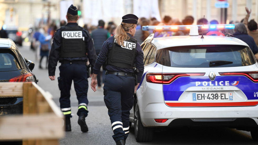 Újabb iskolai vérengzés: 14 éves fiú késelt halálra egy oktatási asszisztenst Franciaországban