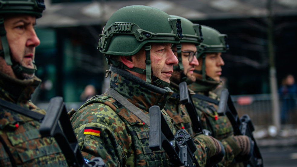 Rendkívüli döntés: katonai engedély kell a német férfiaknak a hosszabb külföldi tartózkodáshoz