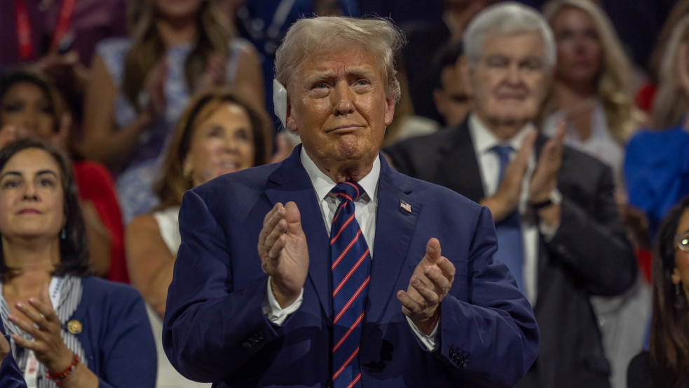 Trump újabb titkot árult el a merényletről: „Hordágyon akartak kivinni, de nem engedtem”