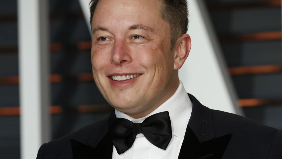 Elon Musk agyi chipjét hamarosan embereken is kipróbálhatják