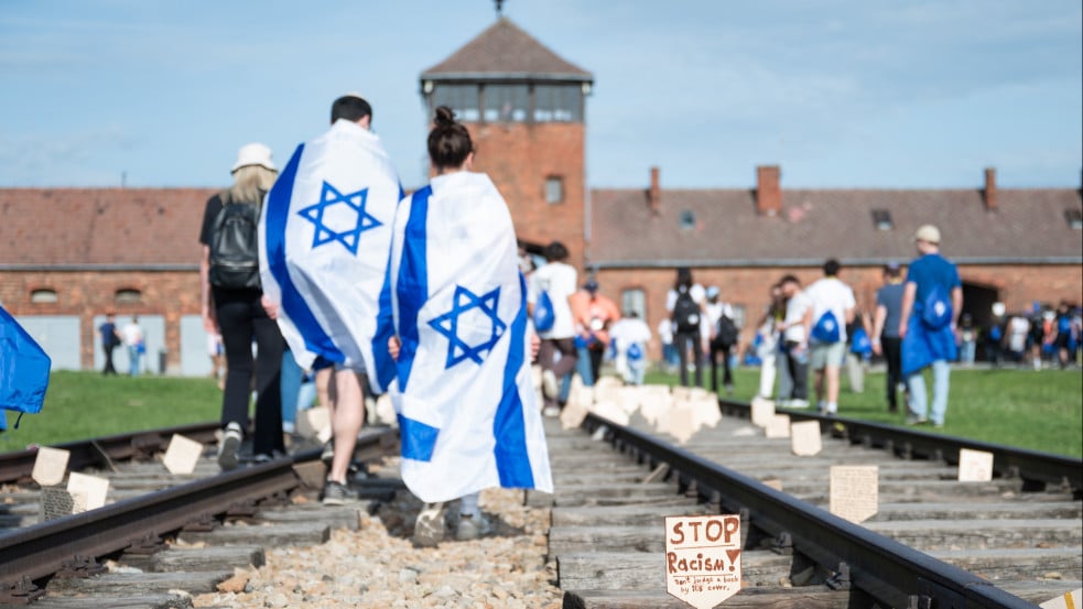 Kitiltották az izraeli zászlókat Auschwitzból