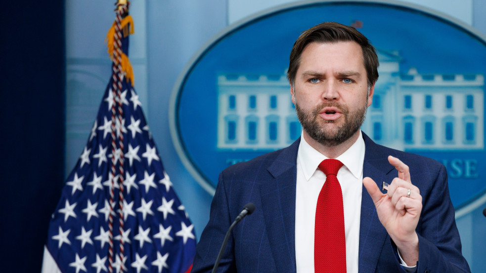 Váratlanul törölte svájci útját J.D. Vance, elhalasztották az iráni-amerikai tárgyalásokat