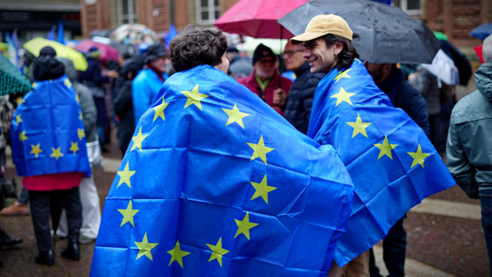 A háborútól félnek a leginkább az európaiak az Európai Parlament friss felmerése szerint