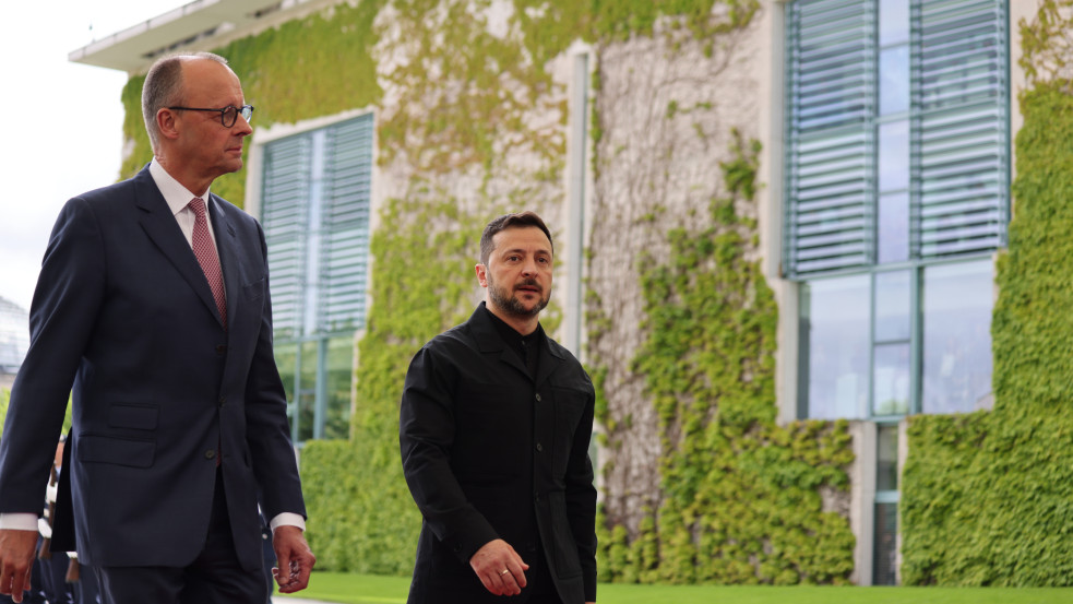 Merz Zelenszkijnek: az ukrán fiataloknak otthon kell maradni harcolni