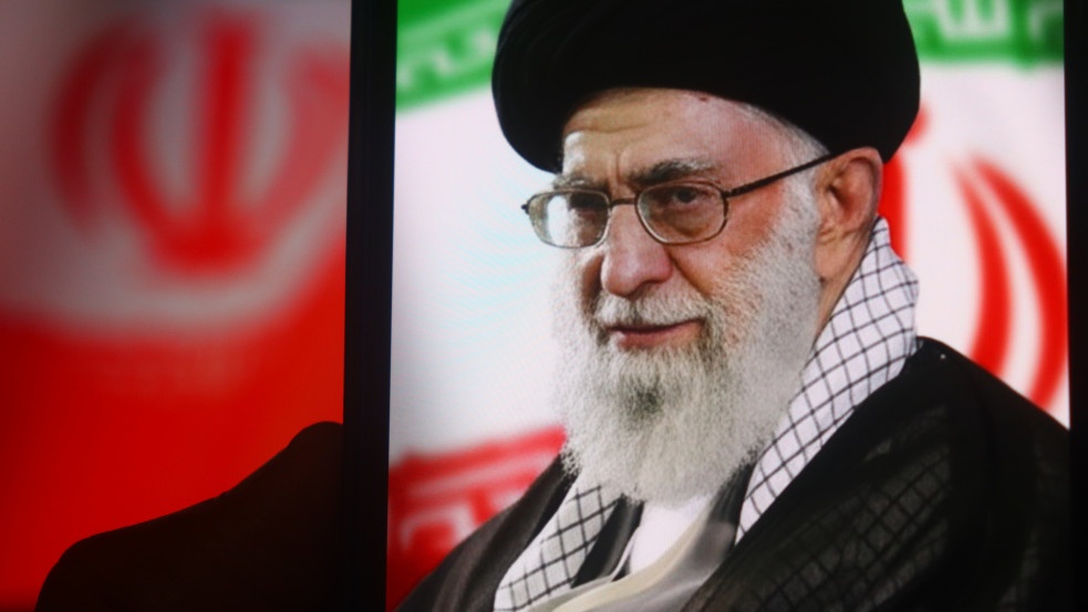 Irán havi 2300 forintnak megfelelő összeget utal a helyiek számláira, hogy ezzel enyhítsenek a gazdasági nyomáson