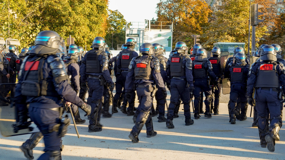 Százezrek vonultak utcára Franciaországban, egyre többen csatlakoznak a diáklázadáshoz