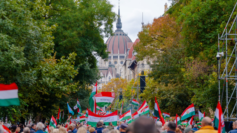 Lezárják a Parlament környékét: hónapokig nem lehet majd tüntetni