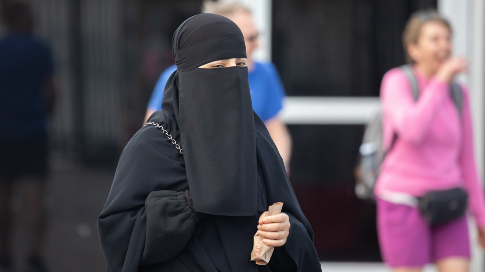 Burkatilalom és diák-kvóták az olasz iskolákban: új szigorításra készül Meloni