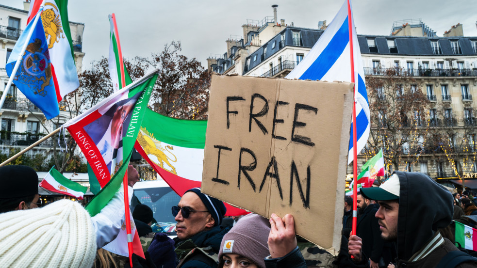 Trump korlátozott első csapásra készül Irán ellen