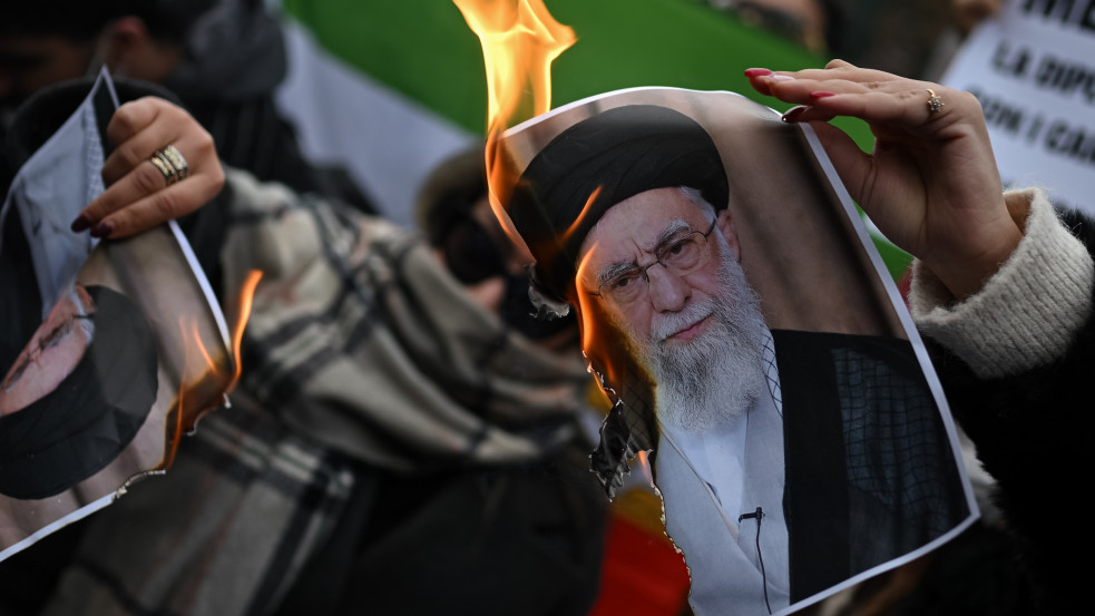 A tüntetőkkel szembeni kegyetlenkedések miatt szankciókat vet ki London az iráni rezsim vezetőire