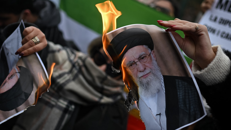 Támadásra készen: Hatalmas a feszültség Irán körül