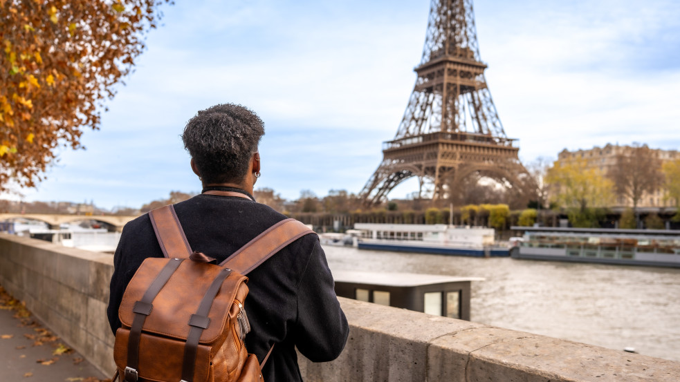 Hindu turisták miatt elküldték a női dolgozókat az Eiffel-toronyból, hatalmas botrány lett belőle
