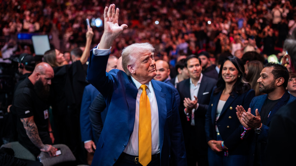 FBI: Kamikaze drónokkal akart robbantani Trump születésnapi gáláján egy 23 fős terrorcsoport