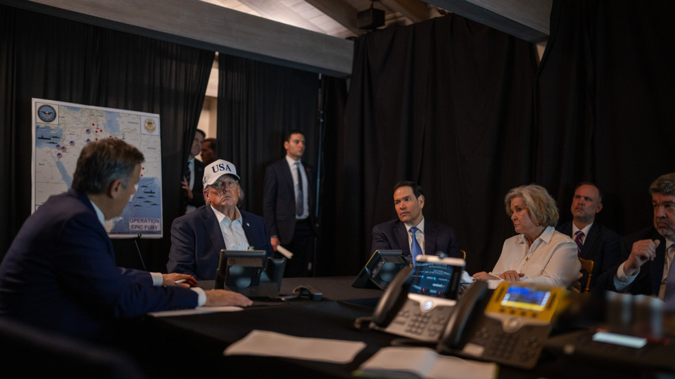 „Lehet, hogy még egy nagy csapással kell sújtanunk őket” – üzente Trump Iránnak