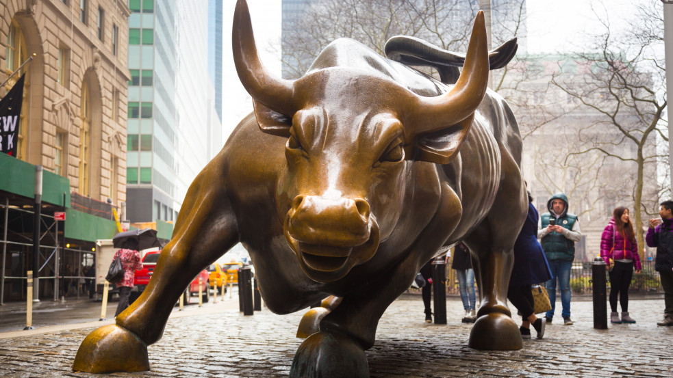 Horogkereszteket mázoltak a New York-i városházára és a Wall Street bikaszobrára