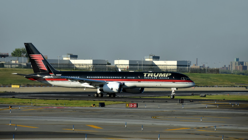 Kényszerleszállást kellett végrehajtania Donald Trump gépének