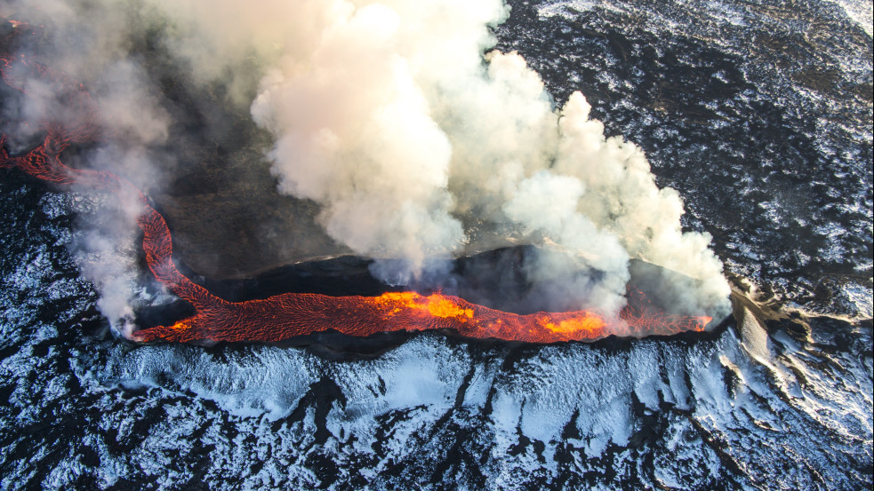 Izland a láva locsolásával mentené meg Grindavík városát a vulkánkitöréstől