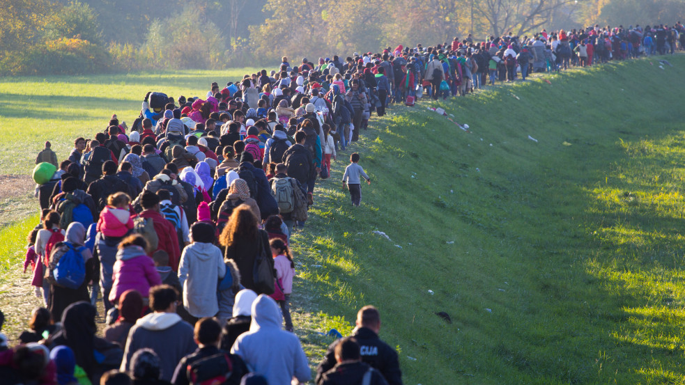 Egyre kevesebb a munkaképes korú polgár: a legális migrációt ösztönözné az unió, Magyarország nem ért egyet