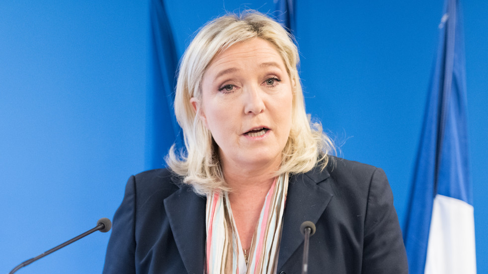 Francia elnökválasztás: Marine Le Pen büntetendővé tenné a muzulmán fejkendő viselését