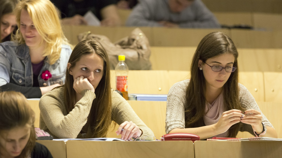 Az Állami Számvevőszék szerint demográfiai problémákhoz vezethet, hogy jobban teljesítenek a nők a felsőoktatásban