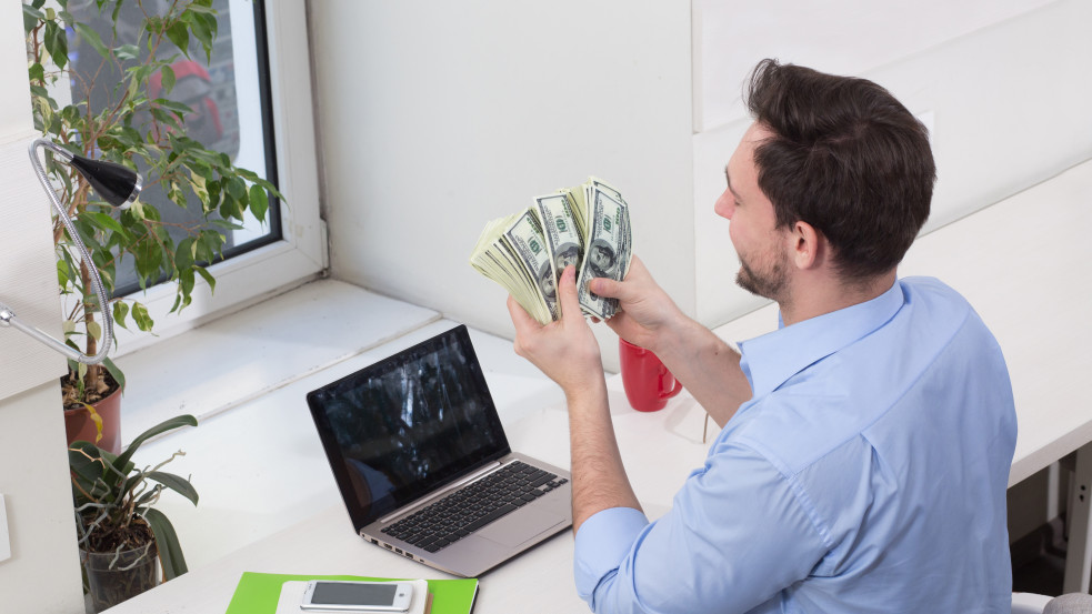 Véletlenül egy főnek küldték ki az egész város támogatását, a férfi az összeset elsikkasztotta