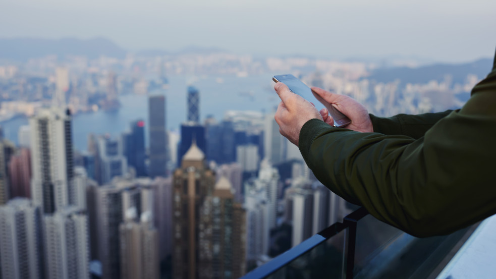 Johnny English elbújhat: egy toronyház tetőjén ugrálva ment telefonálni egy New York-i férfi - elképesztő felvétel