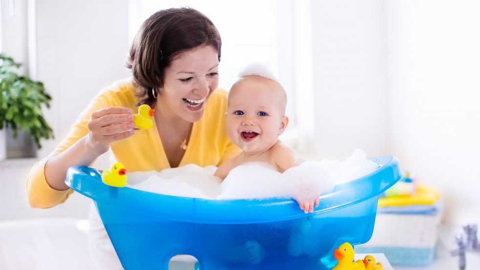 Celebek kontra szakemberek: fürödjön-e a gyermek minden nap?