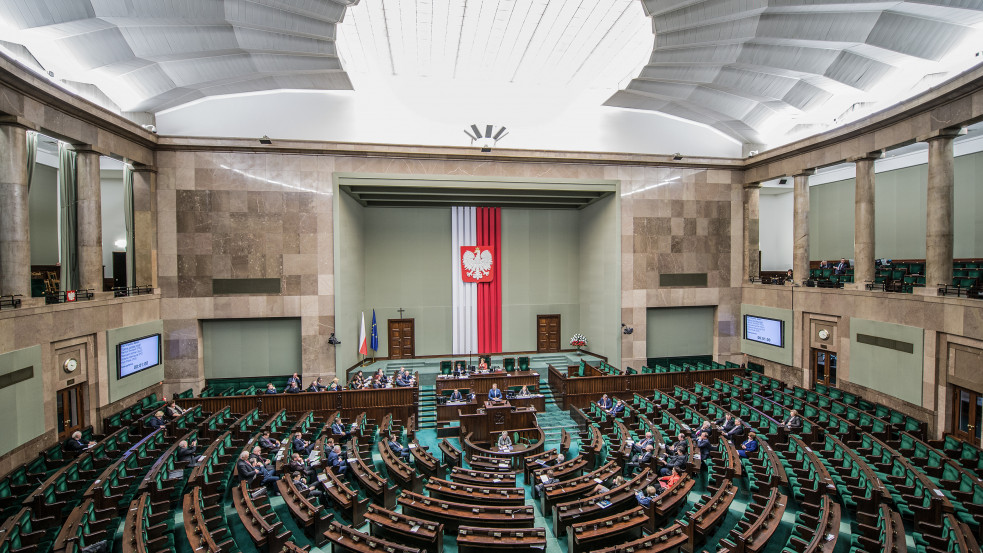 Lengyelországban is megszavazták: nem lehet a szülők tudta nélkül a szexualitás "radikális formáit" tanítani a gyerekeknek