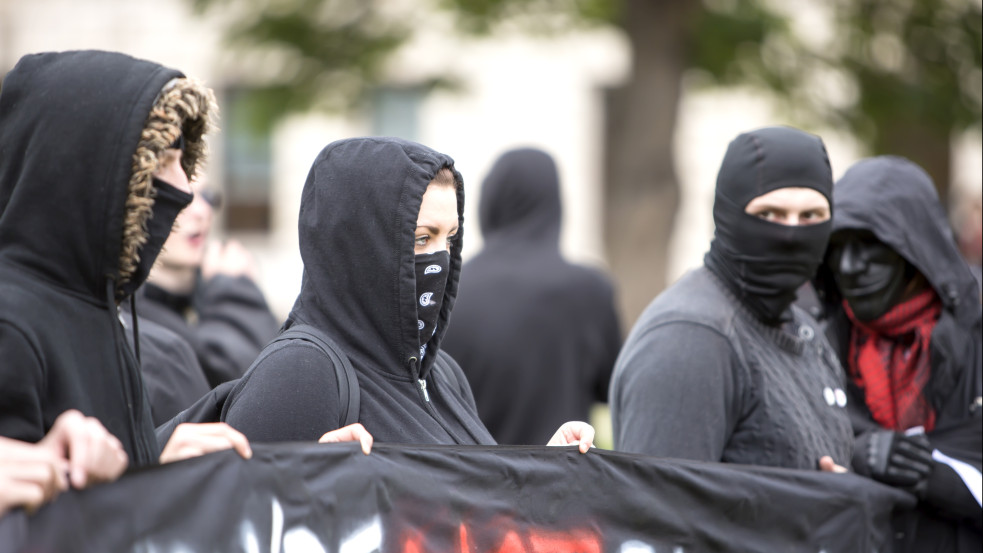 „Kapcsoljuk ki ezt a halálos rendszert” – Anarchista csoportok vállalták magukra az áramellátás lekapcsolását Franciaországban