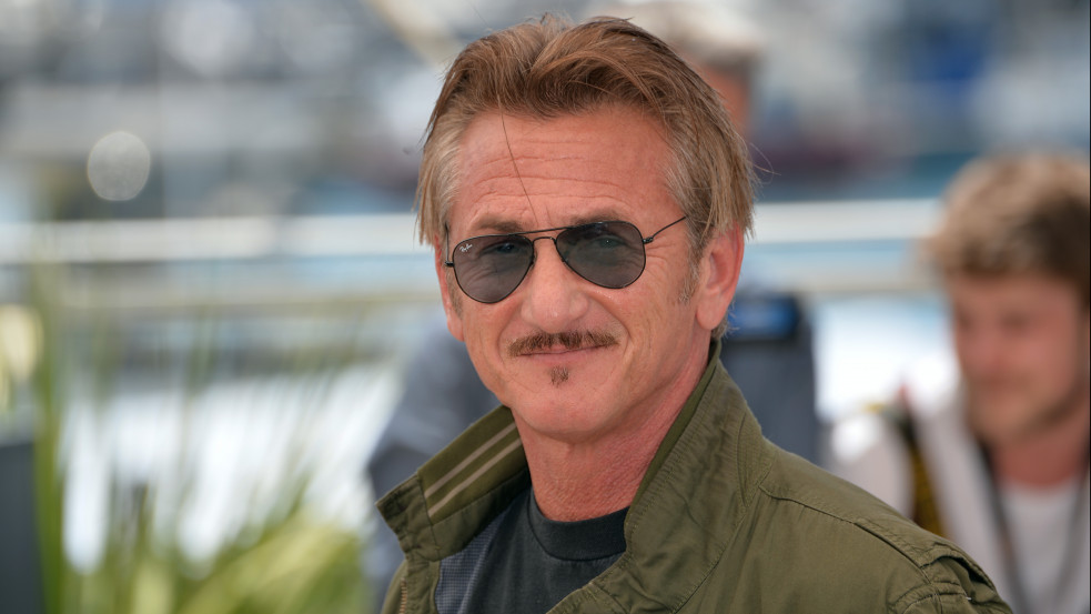 Sean Penn is elmenekült Ukrajnából, mérföldeket gyalogolt a lengyel határig