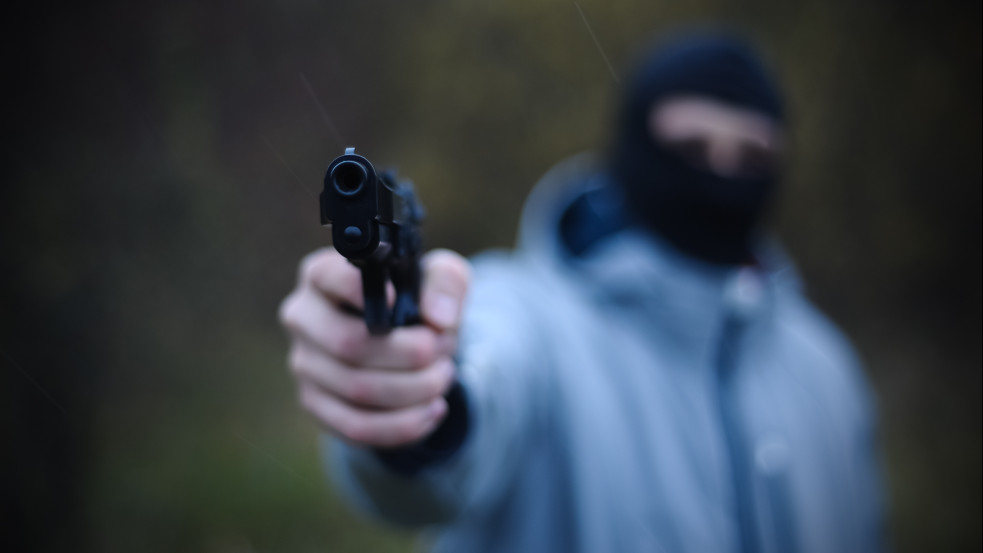 Gázpisztollyal lőtték meg Nagytevel polgármesterét a hivatalában